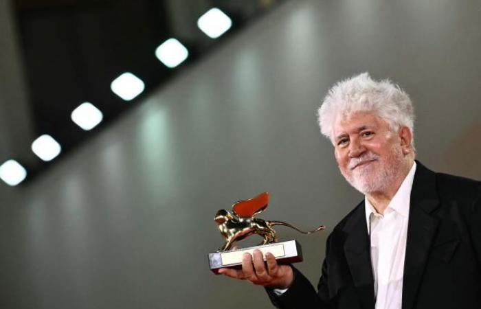 Pedro
      Almodovar
      remporte
      le
      Lion
      d'or
      à
      la
      Mostra
      de
      Venise
      pour
      «
      The
      Room
      Next
      Door
      »