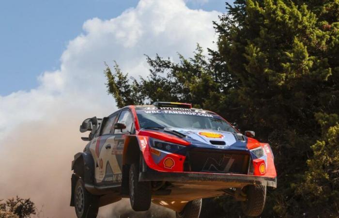 Neuville
      en
      tête,
      Ogier
      3ème
      du
      rallye
      de
      Grèce