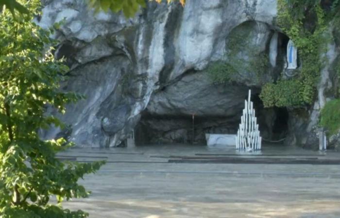 La
      grotte
      de
      Lourdes
      fermée
      en
      raison
      du
      mauvais
      temps