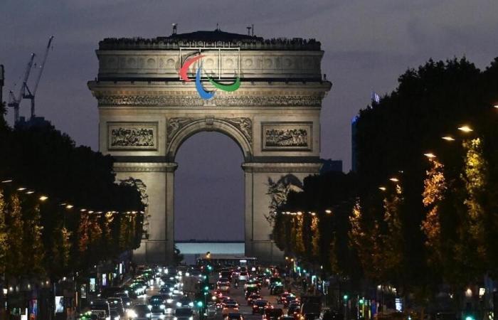 Paris
      2024.
      Contre
      la
      Jostalgie,
      un
      dernier
      défilé
      d'athlètes
      et
      des
      ventes
      de