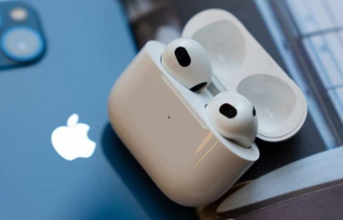 Leboncoin,
      Ebay…
      Comment
      repérer
      les
      faux
      Airpods
      sur
      Internet