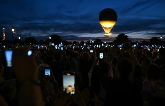 Parisiens
      et
      touristes
      ont
      profité
      une
      dernière
      fois
      du
      vol
      de
      la
      vasque
      olympique