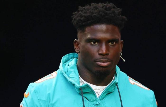 Tyreek
      Hill,
      joueur
      des
      Dolphins
      de
      Miami,
      arrêté
      par
      la
      police
      avant
      un
      match
      de
      la
      NFL