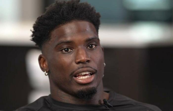 Tyreek
      Hill
      détaille
      l'arrêt
      de
      la
      police
      à
      l'extérieur
      du
      stade
      avant
      le
      match
      des
      Miami
      Dolphins