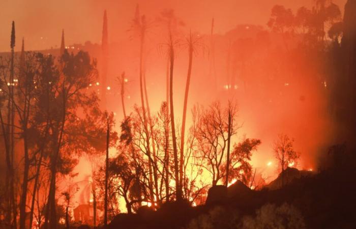 De
      nouveaux
      incendies
      de
      forêt
      dans
      l'ouest
      des
      États-Unis
      menacent
      des
      dizaines
      de
      milliers
      de
      maisons