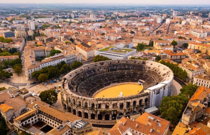 Cette
      belle
      ville
      du
      sud
      de
      la
      France
      possède
      un
      amphithéâtre
      digne
      du
      Colisée