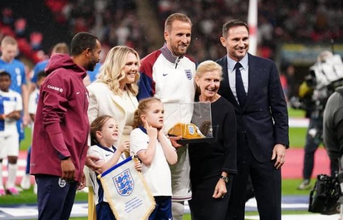 Un
      doublé
      et
      une
      casquette
      en
      or
      pour
      le
      100e
      anniversaire
      de
      Kane
      avec
      l'Angleterre