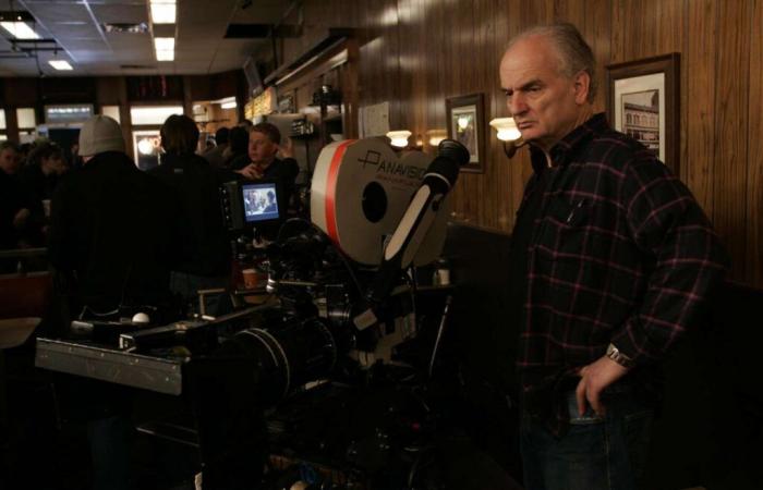 David
      Chase
      s'approche
      du
      canapé
      d'Alex
      Gibney