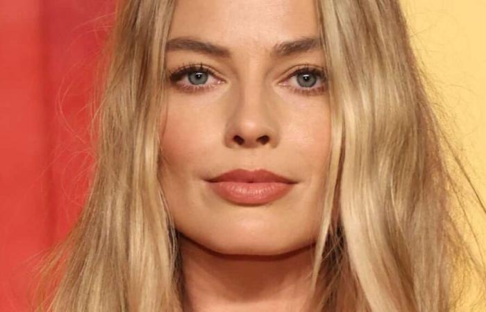 Margot
      Robbie
      défile
      sur
      son
      premier
      tapis
      rouge
      avec
      son
      ventre
      rond