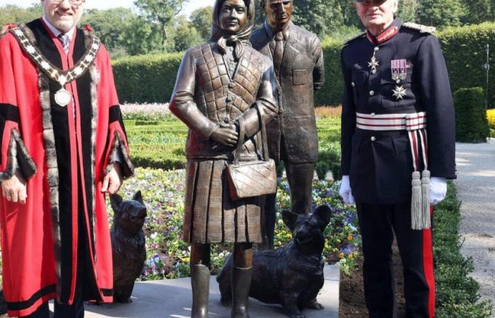 Une
      nouvelle
      statue
      de
      la
      reine
      Elizabeth
      II
      suscite
      l'indignation