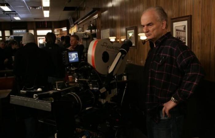 David
      Chase
      s'approche
      du
      canapé
      d'Alex
      Gibney