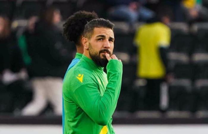 Andy
      Delort
      signe
      avec
      le
      club
      Mouloudia
      d'Alger