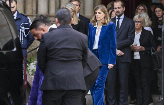 Édouard
      Baer
      and
      Arié
      Elmaleh
      support
      Laurent
      Tirard’s
      widow
      on
      her
      final
      journey