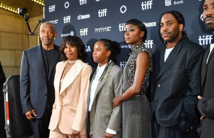 Festival
      du
      film
      de
      Toronto
      |
      Denzel
      Washington
      présente
      La
      leçon
      de
      piano
      avec
      sa
      famille