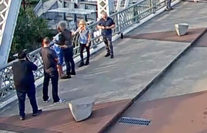 Jon
      Bon
      Jovi
      félicité
      pour
      avoir
      fait
      tomber
      une
      femme
      du
      bord
      d'un
      pont
      de
      Nashville