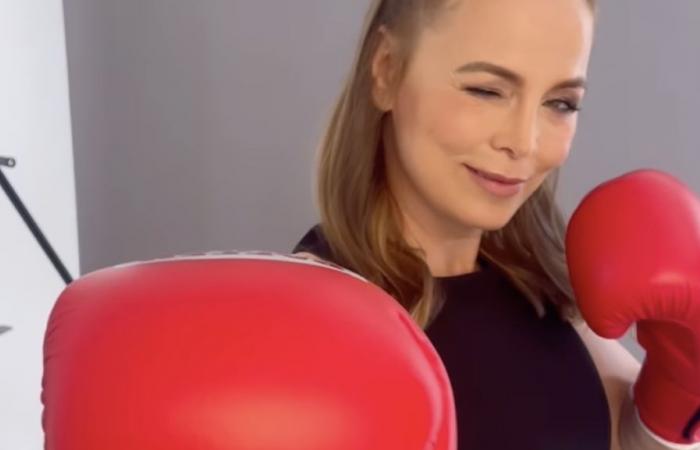 Regina
      Halmich
      s'exprime
      avant
      le
      combat
      de
      boxe
      contre
      Stefan
      Raab