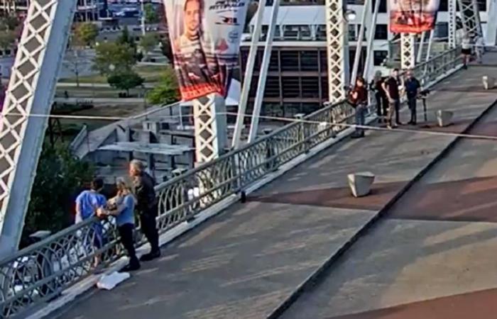 Bon
      Jovi
      sauve
      une
      femme
      sur
      le
      point
      de
      sauter
      du
      pont
      de
      Nashville