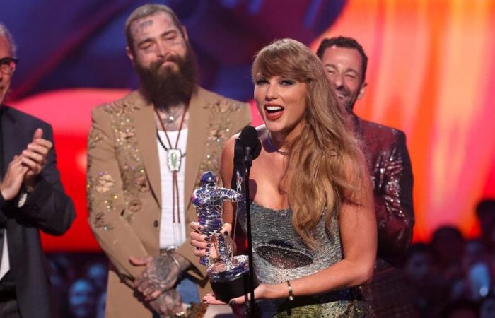 Taylor
      Swift
      bat
      plusieurs
      records
      en
      remportant
      les
      MTV
      VMA