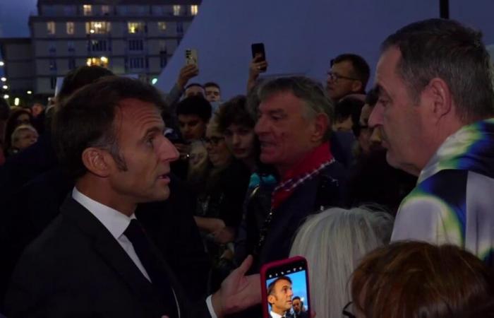 Macron
      interrogé
      lors
      d'un
      bain
      de
      foule
      au
      Havre