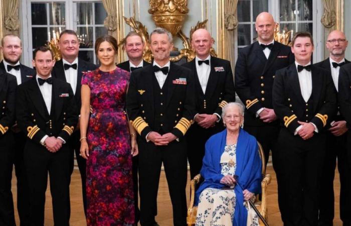 Frederik
      X,
      Mary
      et
      Margrethe
      du
      Danemark
      organisent
      un
      grand
      dîner
      de
      gala
      pour
      l'équipage
      de
      son
      navire