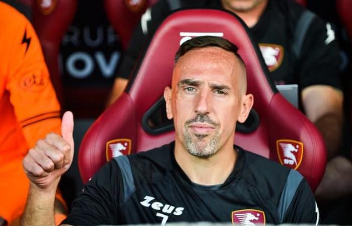 Diplôme
      en
      poche,
      Franck
      Ribéry
      peut
      désormais
      débuter
      sa
      carrière
      d'entraîneur