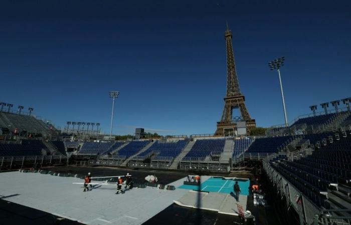 Au
      pied
      de
      la
      Tour
      Eiffel,
      comment
      faire
      disparaître
      un
      stade
      en
      huit
      semaines