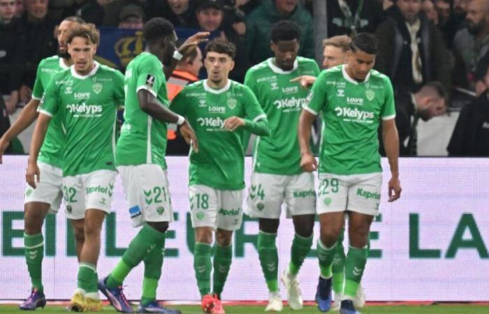 Saint-Etienne
      surprend
      Lille
      et
      signe
      sa
      première
      victoire
      depuis
      son
      retour
      dans
      l'élite