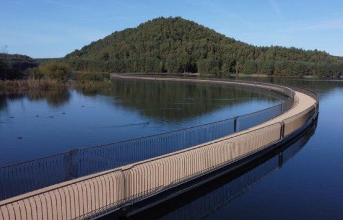 faire
      du
      vélo
      et
      marcher
      sur
      l'eau,
      entre
      les
      terrils
      miniers