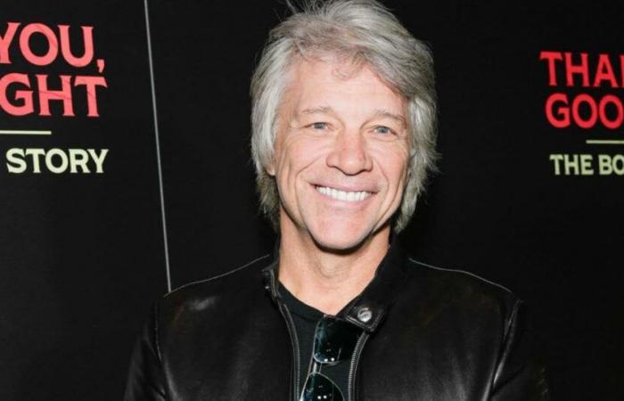 États-Unis.
      Elle
      s'apprêtait
      à
      sauter
      d'un
      pont,
      la
      rock
      star
      Jon
      Bon
      Jovi
      vient
      à
      sa
      rescousse