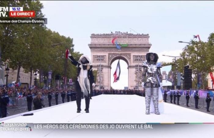 Le
      cavalier
      et
      le
      porteur
      de
      flambeau
      masqué
      reviennent
      pour
      le
      défilé
      des
      champions