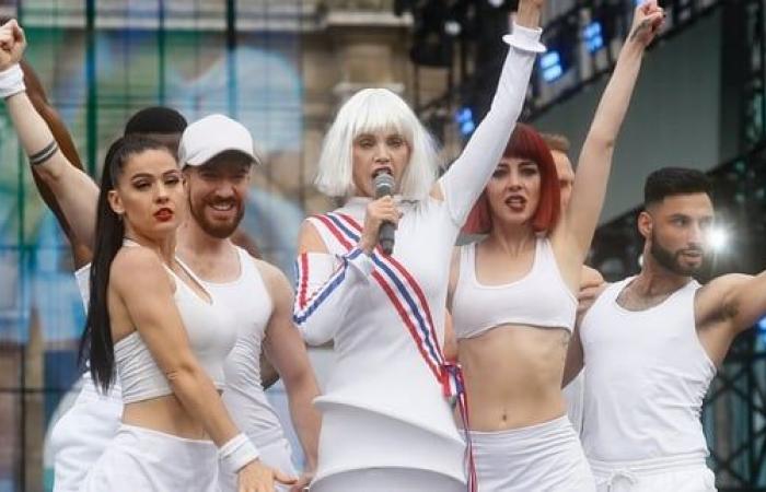 Arielle
      Dombasle
      répond
      aux
      critiques
      après
      sa
      performance
      aux
      JO