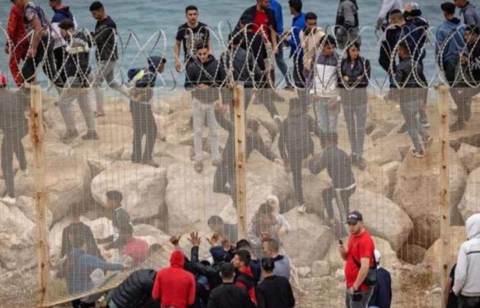 Près
      de
      400
      migrants
      franchissent
      le
      cordon
      sécuritaire
      en
      direction
      de
      Bab
      Sebta
      (vidéos),
      H24info