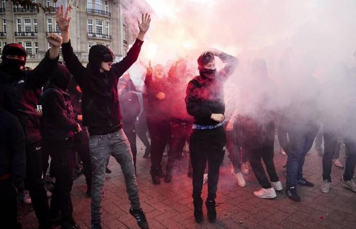 Des
      supporters
      de
      l'Ajax
      affrontent
      la
      police
      en
      grève
      à
      Amsterdam