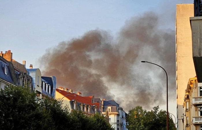 Une
      fumée
      impressionnante
      dans
      le
      ciel
      après
      l'incendie
      de
      trois
      camions