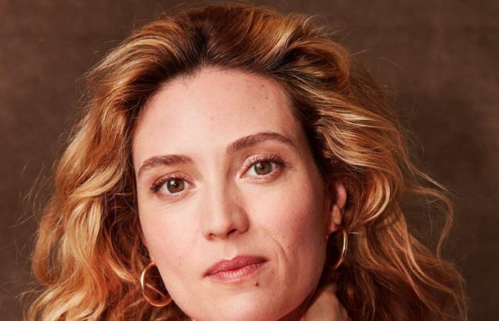 Evelyne
      Brochu
      illumine
      le
      tapis
      rouge
      avec
      sa
      tenue
      transparente