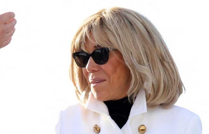 Brigitte
      Macron
      est
      éblouissante
      à
      la
      Parade
      des
      Champions
      dans
      un
      long
      manteau
      blanc
      très
      tendance