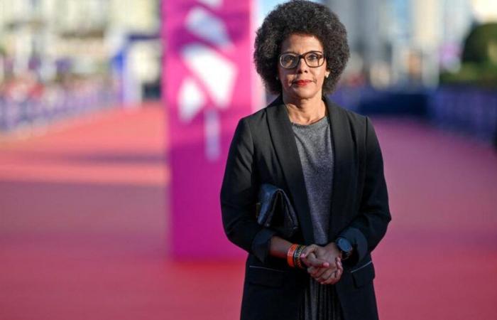 Audrey
      Pulvar
      foule
      le
      tapis
      rouge
      du
      Festival
      du
      Film
      de
      Deauville
      avec
      sa
      coupe
      afro
      naturelle