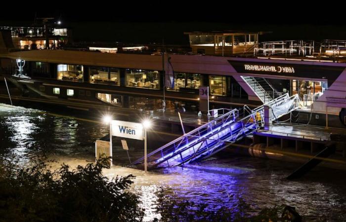 Tempête :
      à
      cause
      d'une
      inondation,
      des
      personnes
      sont
      coincées
      sur
      le
      bateau
      de
      croisière