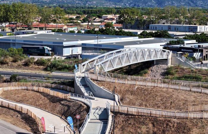 Au dessus de l’A750, la plus grande passerelle en aluminium de France se trouve à Gignac