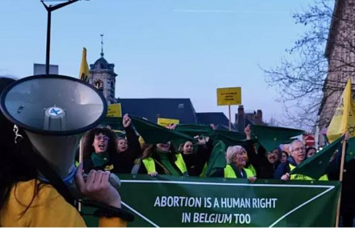 Un bus pour aller avorter aux Pays-Bas devant le Palais de Justice de Bruxelles ce jeudi