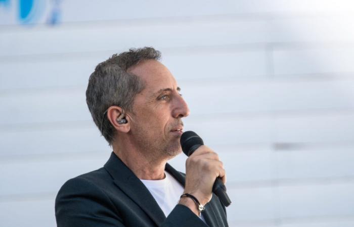 Sans prévenir personne, Gad Elmaleh monte sur scène devant 35 spectateurs médusés.