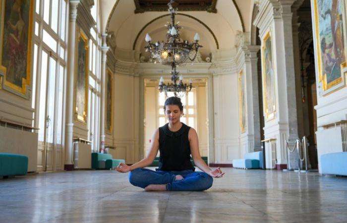 séances de yoga et de pilates sous les lustres du grand foyer de l’Opéra-Comédie, à Montpellier