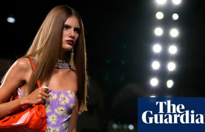 Donatella Versace incarne la joie des années 1990 dans une collection printemps/été lumineuse