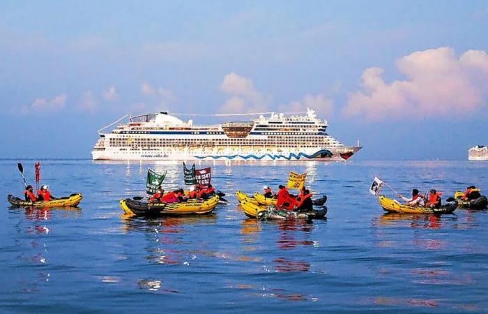 A Marseille, un blocus maritime contre la pollution des bateaux de croisière