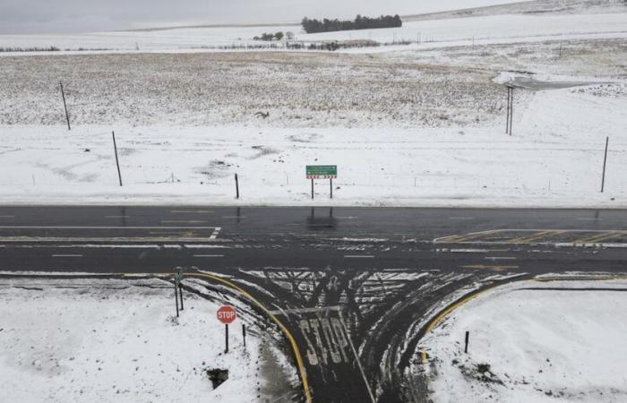 De fortes chutes de neige bloquent les routes en Afrique du Sud