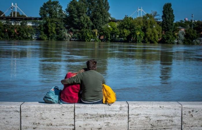 EN IMAGES – En crue après la tempête Boris, le Danube assiège Budapest