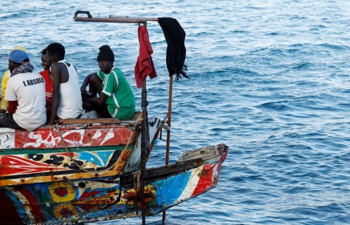 Une pirogue surchargée de migrants risque de se retrouver en difficulté en mer à cause d’un conflit