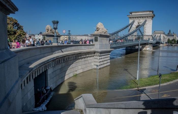 EN IMAGES – En crue après la tempête Boris, le Danube assiège Budapest