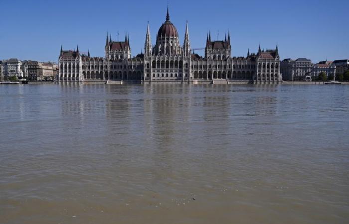 EN IMAGES – En crue après la tempête Boris, le Danube assiège Budapest