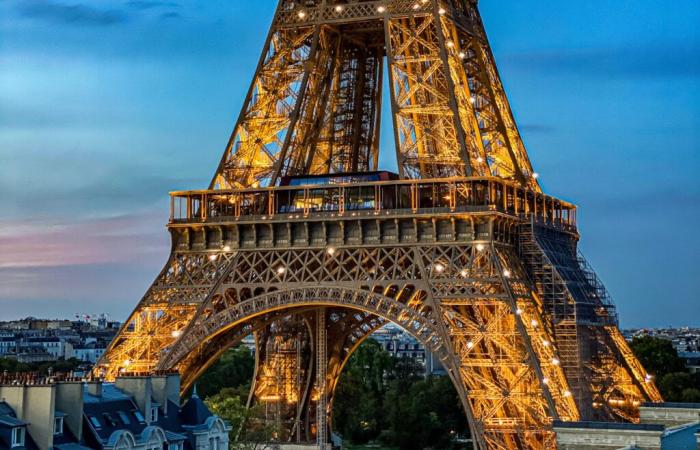 La Tour Eiffel scintille d’or ce samedi soir pour la lutte contre les cancers pédiatriques